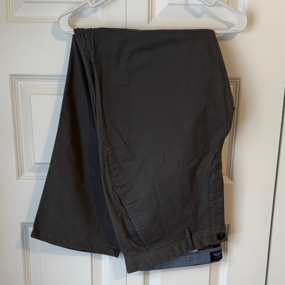 GAP // MENS STRAIGHT STRETCH KHAKIS GRAY
